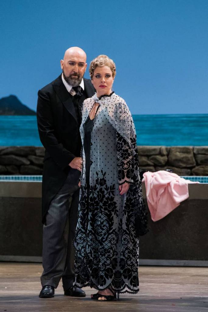 La Traviata André Heyboer (Giorgio Germont) Et Polina Pastirchak (Violetta) Crédit Mirco Magliocca