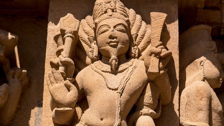 Agni (dieu/déesse du feu), sculpture du temple de Lakshmana, à Kajuraho (Inde)