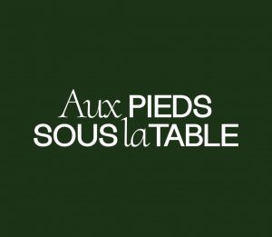 Aux Pieds sous la Table