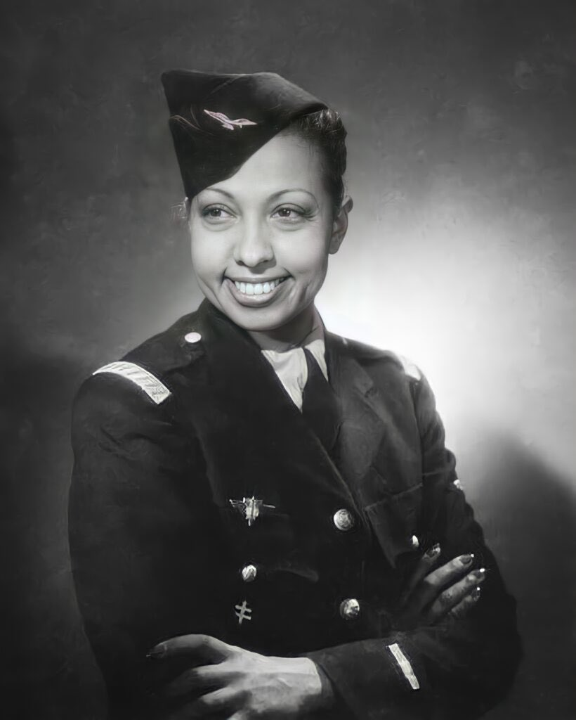 Joséphine Baker en uniforme de l'Armée de l'Air française en 1948 / Studio Harcourt