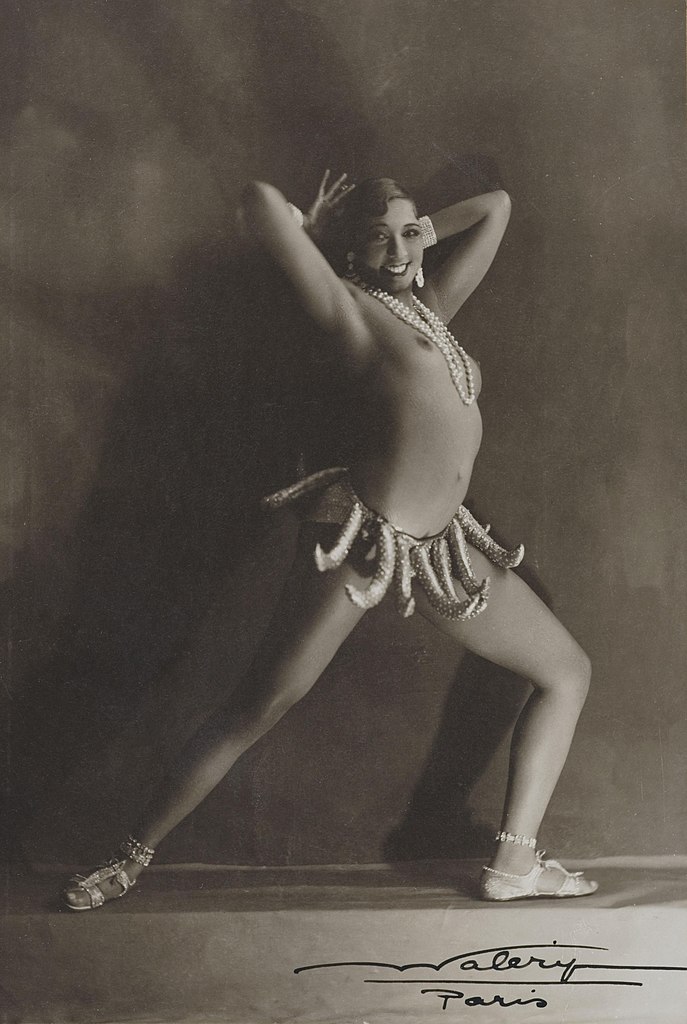 Joséphine Baker portant sa ceinture de bananes (photographie de Waléry, vers 1926).