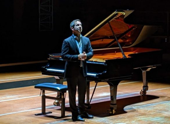 Bertrand Chamayou S'adressant Au Public De La Halle Aux Grains @ Classictoulouse