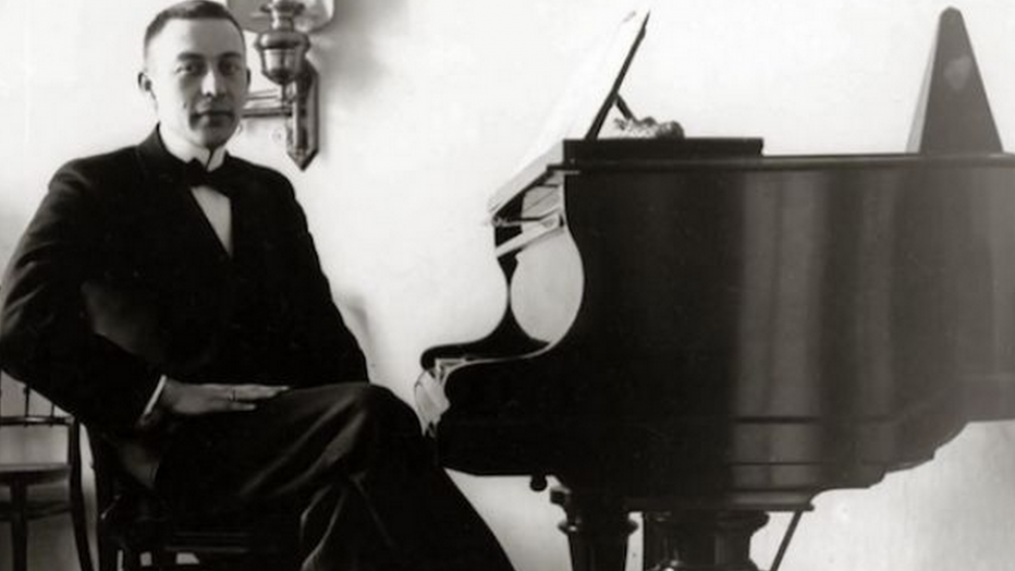 Sergeï Rachmaninov jeune devant son piano