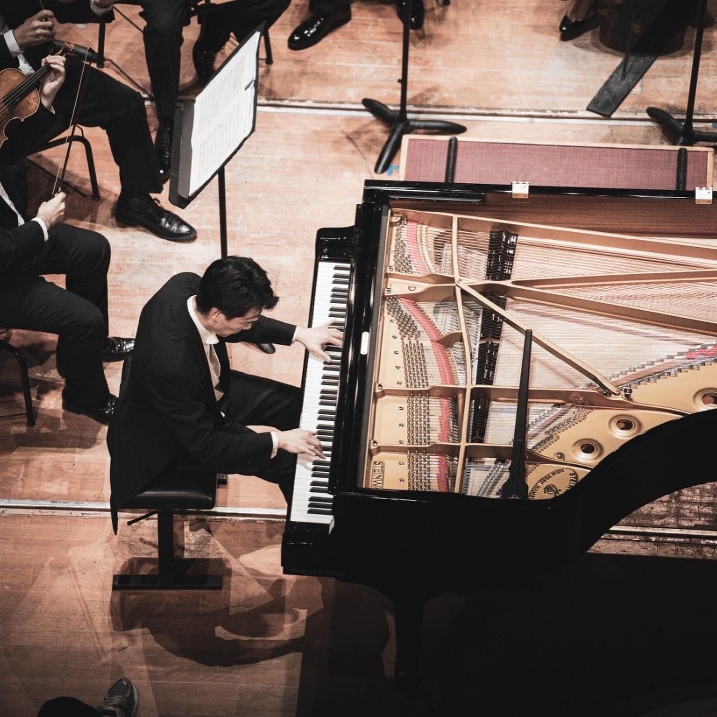 Lio Kuokman au piano dans la Rhapsody in Blue de Gershwin © OnCT