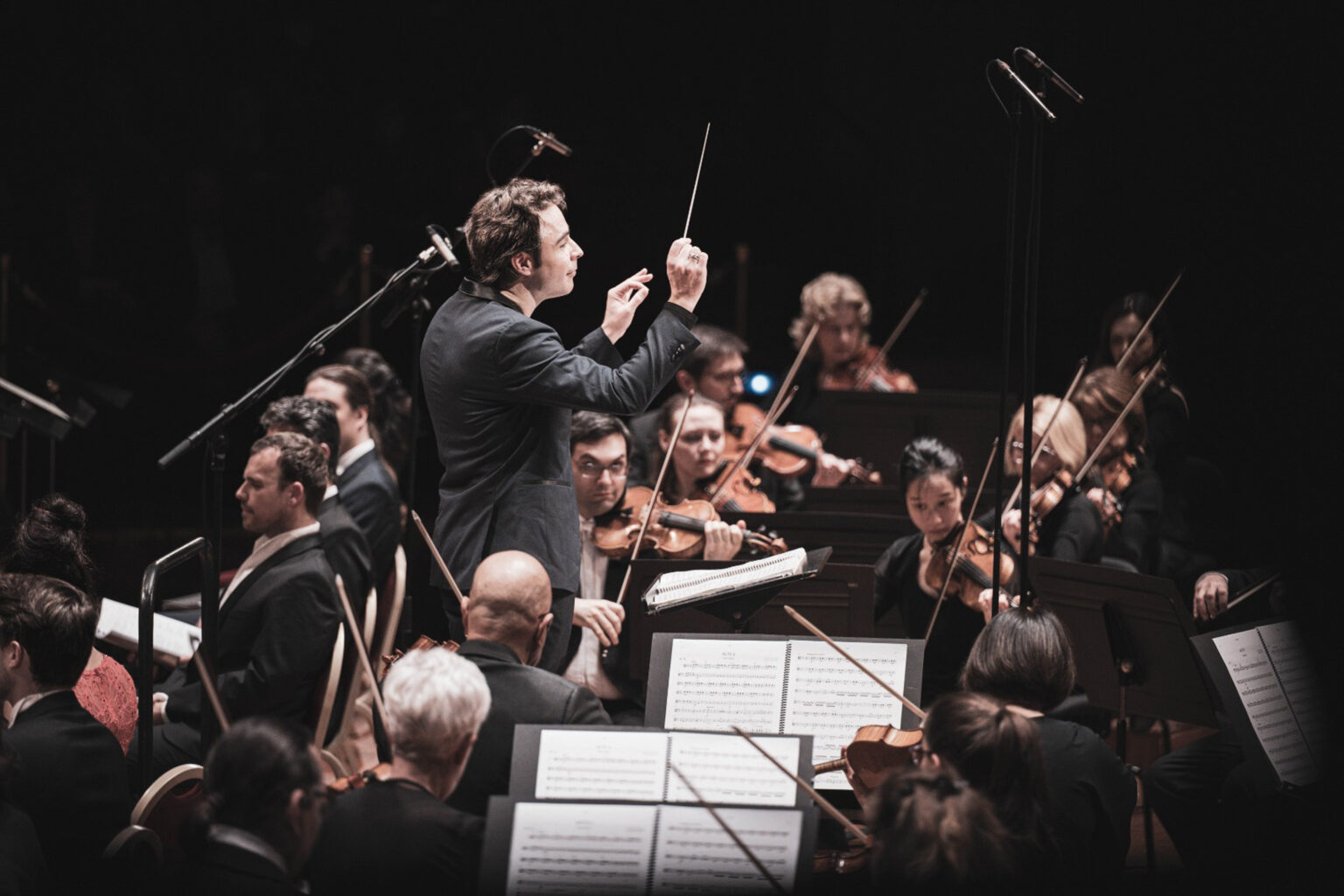 Romain Dumas dirigeant l'Orchestre national du Capitole - photo: Romain Alcaraz