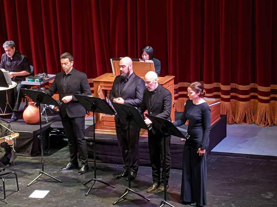 L’organiste Yasuko Uyama-Bouvard et les quatre chanteurs. De gauche à droite : Javier Jimenéz-Cuevas, basse, Victor Sordo, ténor, David Sagastume, alto, Quiteria Muñoz, soprano – Photo Classictoulouse –