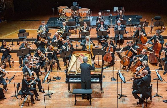 Christian Zacharias Dirige L'orchestre De Son Clavier