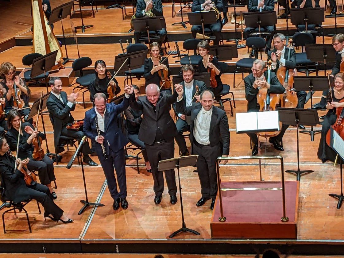 Au salut de la création française du Concerto pour hautbois d’Alexandre Raskatov. De gauche à droite : Alexeï Ogrintchouk, Alexandre Raskatov et Tugan Sokhiev – Photo Classictoulouse –