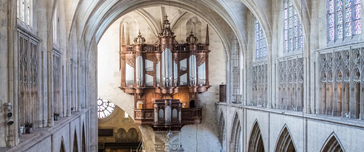 L’orgue “en nid d’hirondelle” de la Cathédrale Saint-Etienne – Photo Alexandre Ollier –