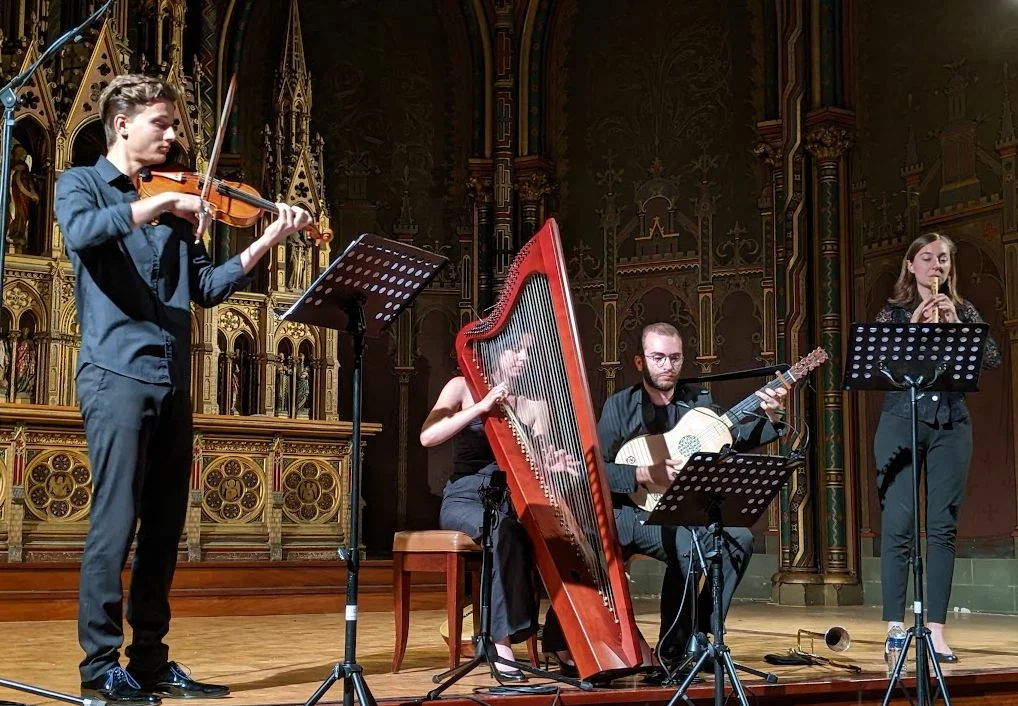 De gauche à droite : Valentin Seignez-Bacquet, violon, Pernelle Marzorati, harpe triple, Jérémy Nastasi, guitare baroque, Claire-Ombeline Muhlmeyer, flûte à bec – Photo Classictoulouse –