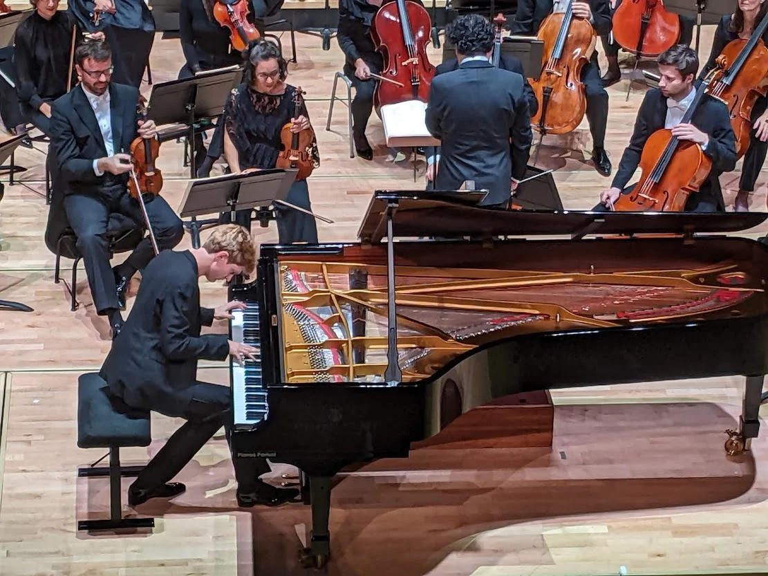 Jan Lisiecki lors de l’exécution du Concerto d’Edvard Grieg