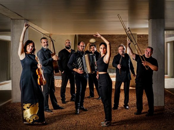 Les Musiciens Et La Chanteuse, Danseuse Et Percussionniste Sabrina Romero