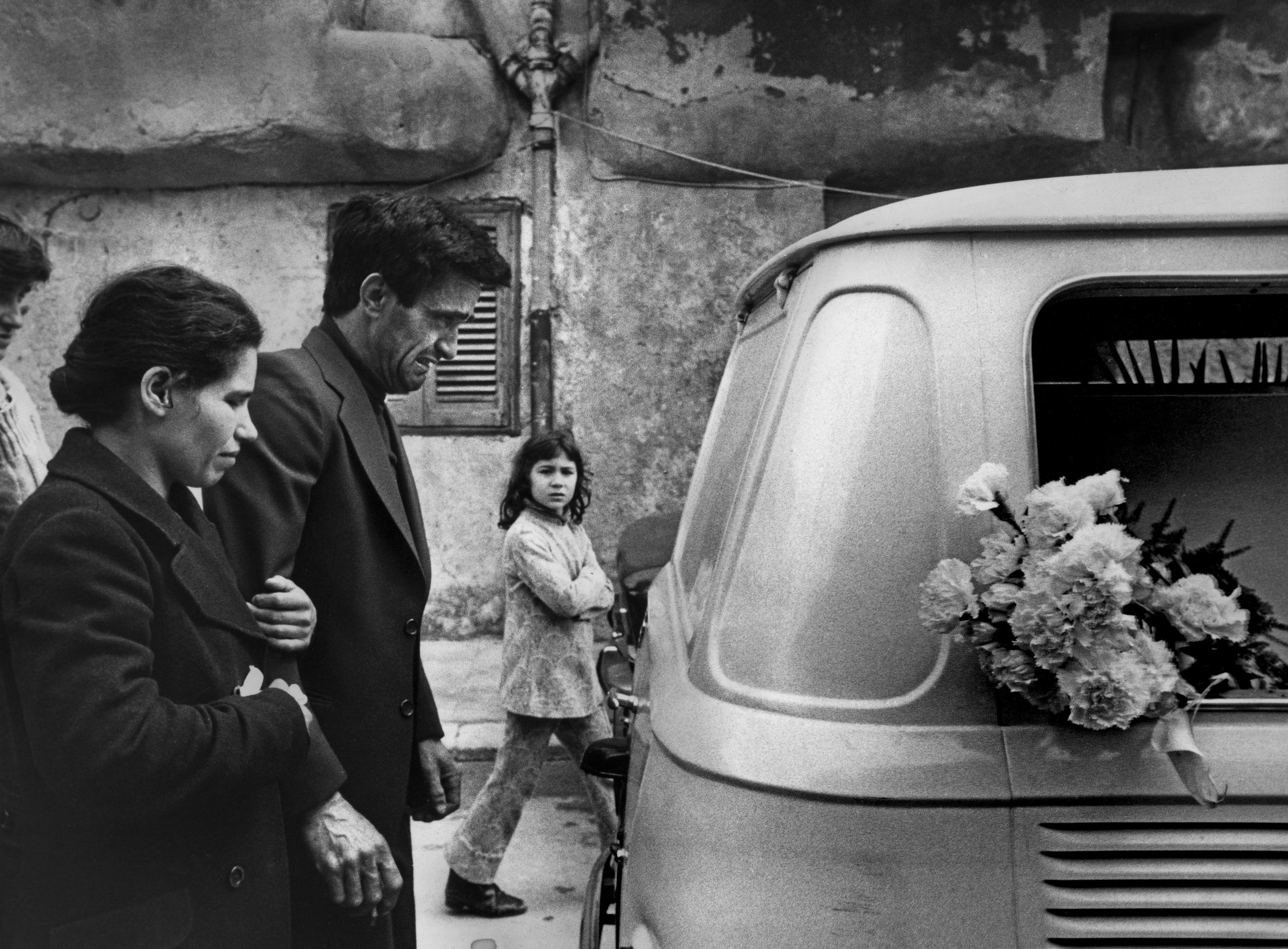 7 Famiglia Al Funerale Del Figlio Morto In Ospedale San Vito Lo Capo, 1980