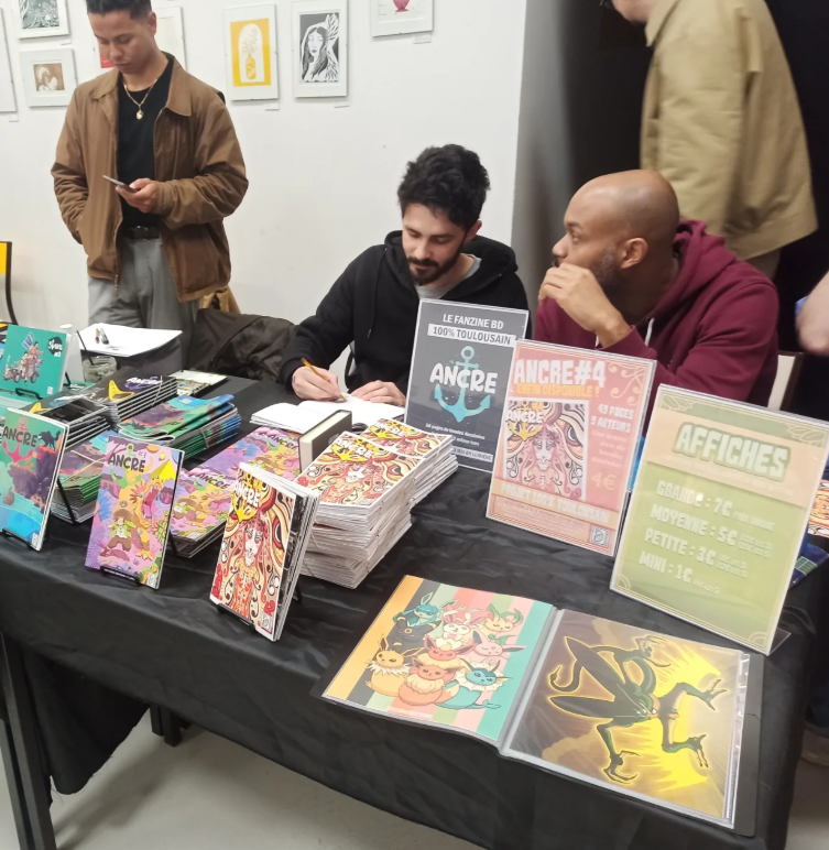 Un stand BD tenu par les fondateurs de Case Pastel. De gauche à droite : Octave Ly, Louis Rodrigues et Ivan Narfez.
