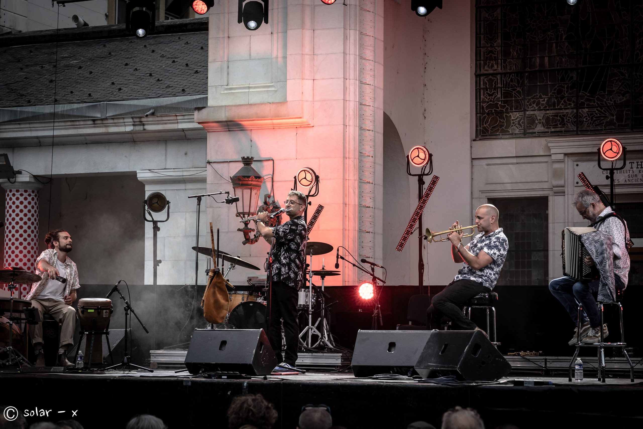 Anda Lutz Cosmo Jazz Luchon 2025 Devant La Verrière