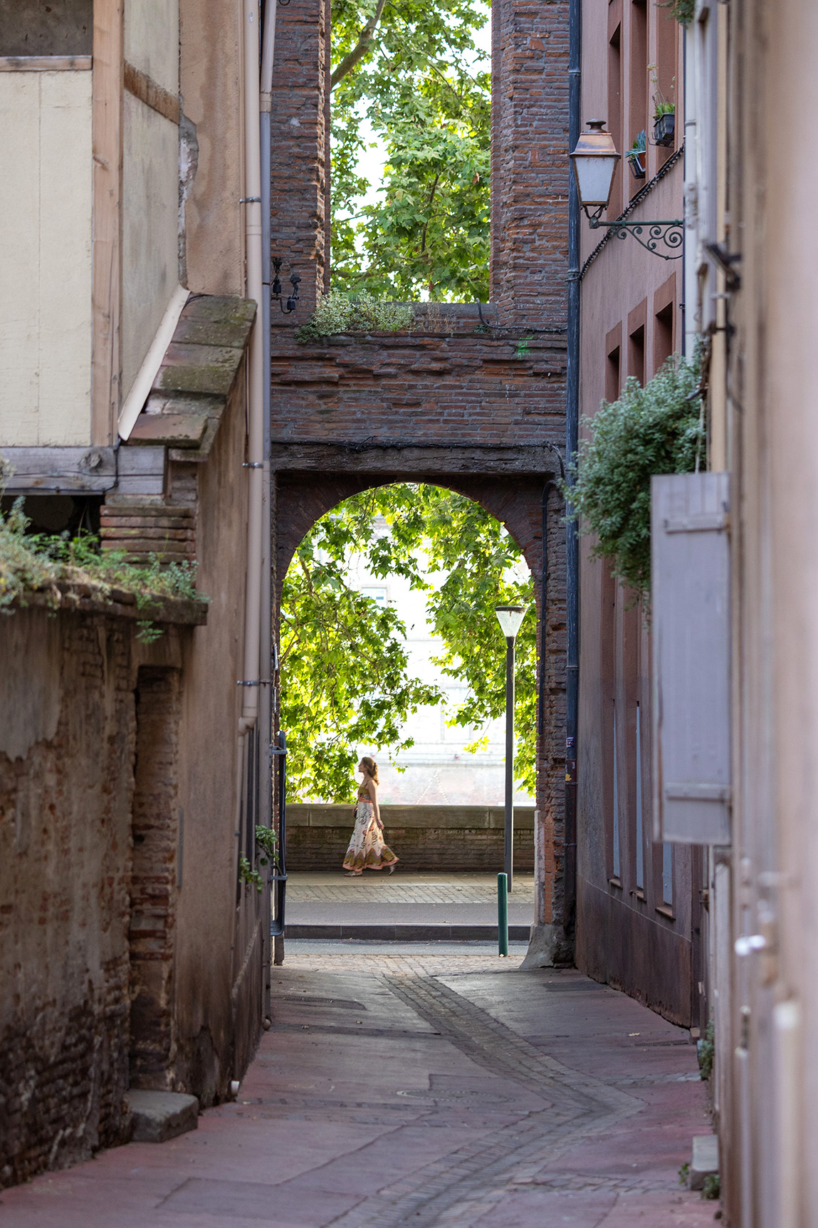 La Passante Du Quai Saint Pierre