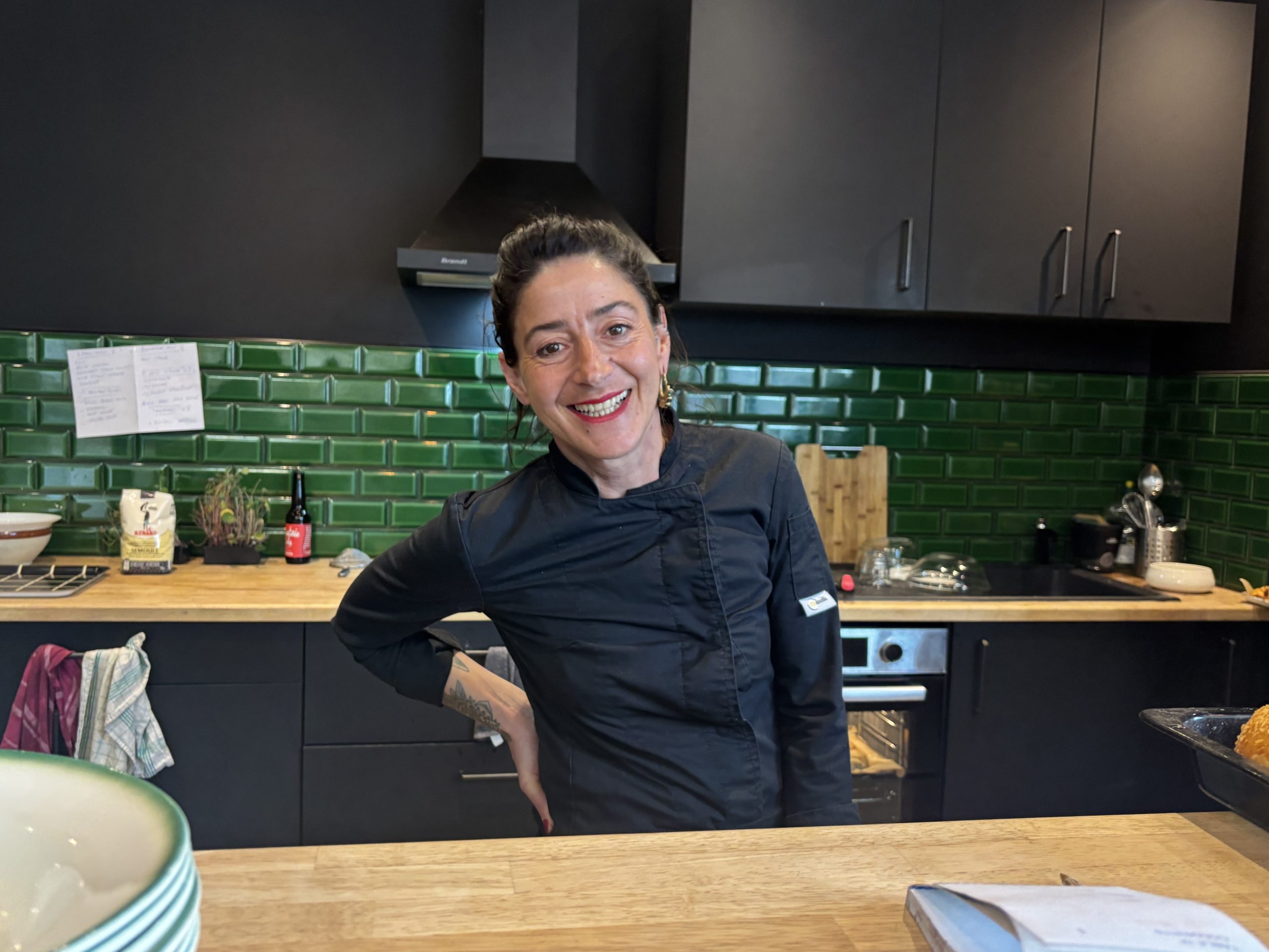Cheffe Myriam Krief derrière les fourneaux ©Mila Lartigue