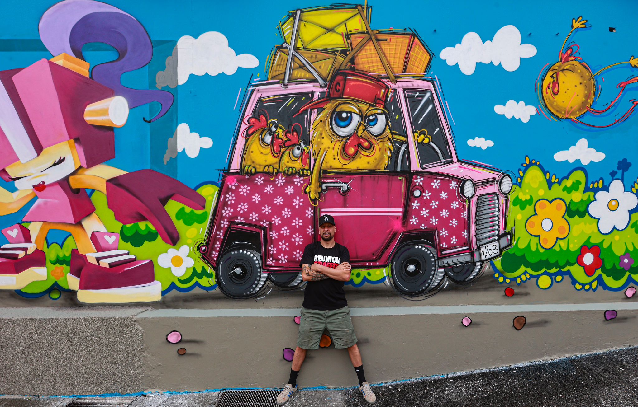 L'artiste Ceet Fouad et ses mythiques poulets, les Chicanos. DR